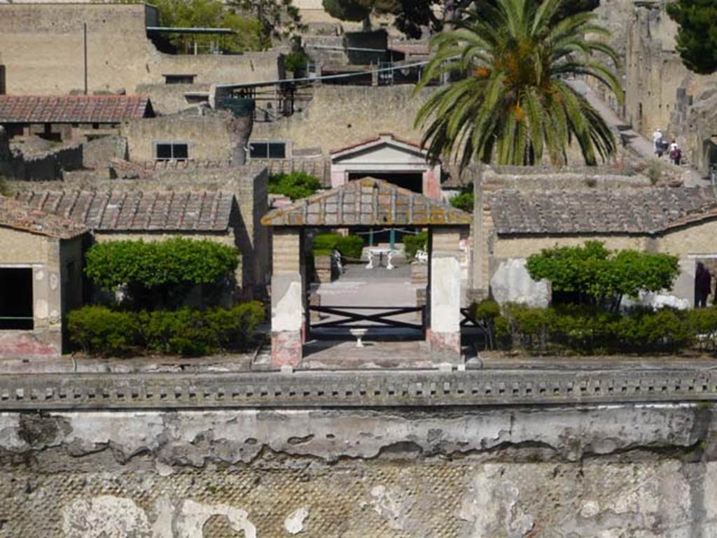 IV.21, Herculaneum. May 2009. Looking north across terrace 35, towards pergola 18, from access roadway to site. On either side of the pergola was a small rectangular garden, and daytime cubicula, rooms 23 and 22, on either side of the gardens.
Photo courtesy of Buzz Ferebee.